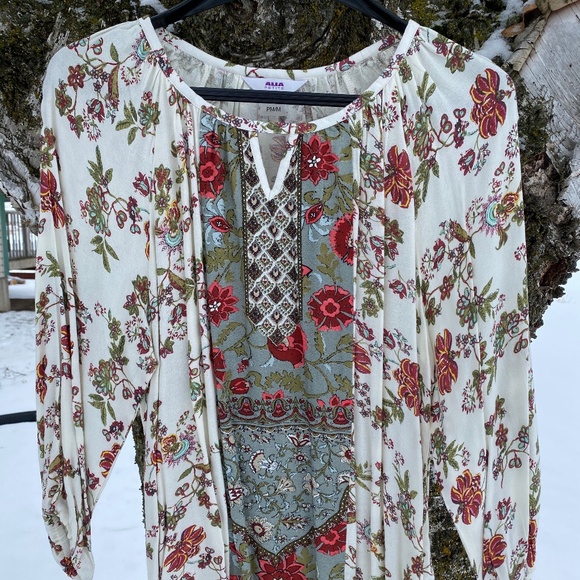 Woman's Peasant Style Top - Picture 1 of 4